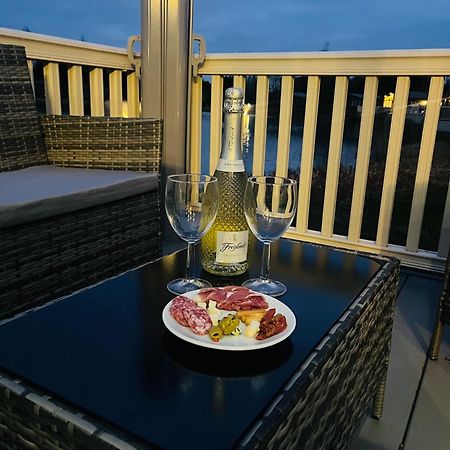 Lakeside Escape With Hot Tub York Exterior foto