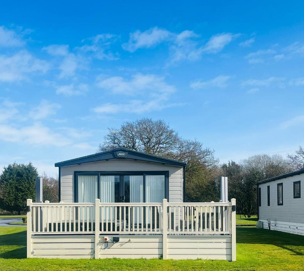 Lakeside Escape With Hot Tub York Exterior foto
