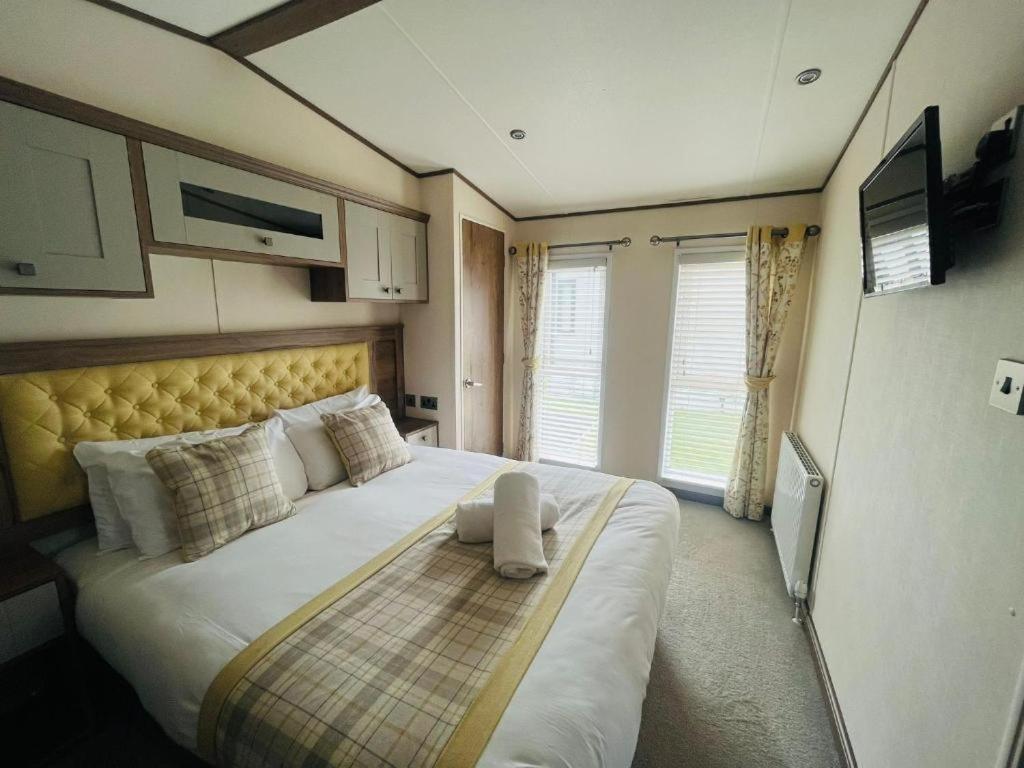 Lakeside Escape With Hot Tub York Exterior foto