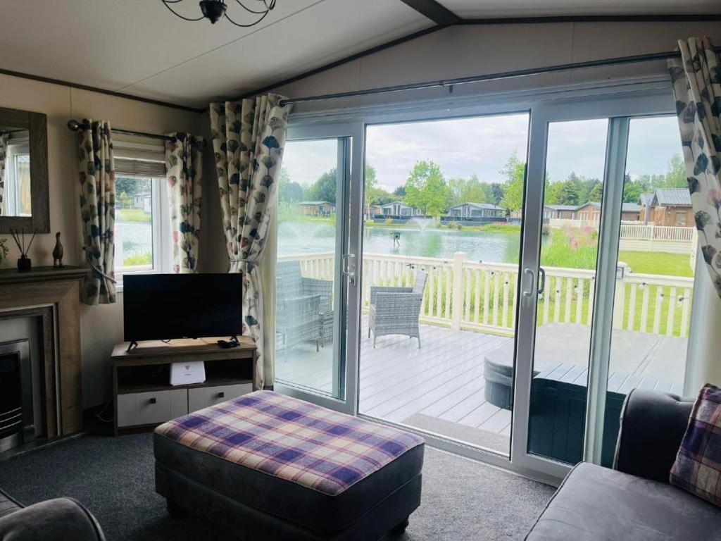Lakeside Escape With Hot Tub York Exterior foto