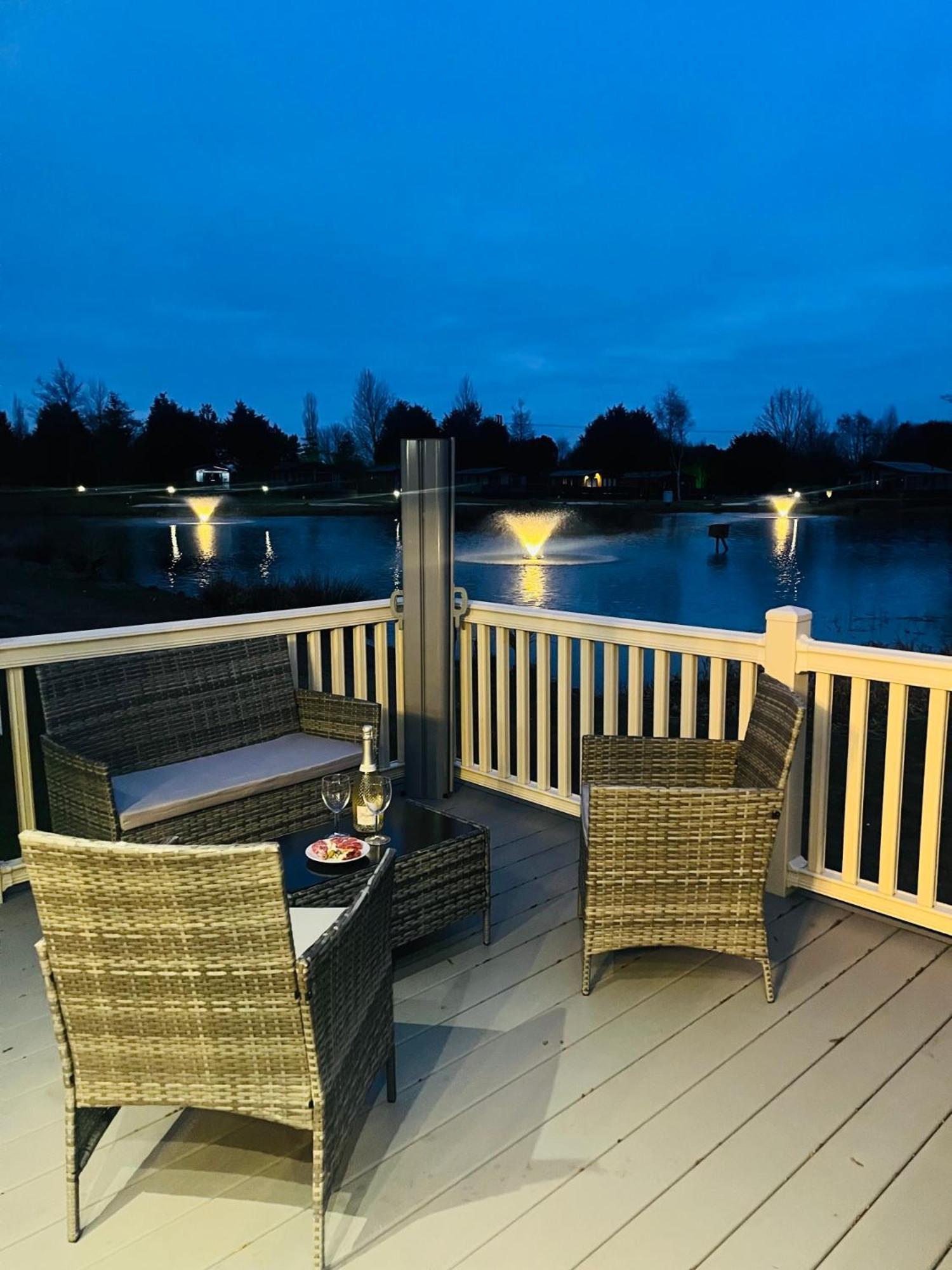 Lakeside Escape With Hot Tub York Exterior foto