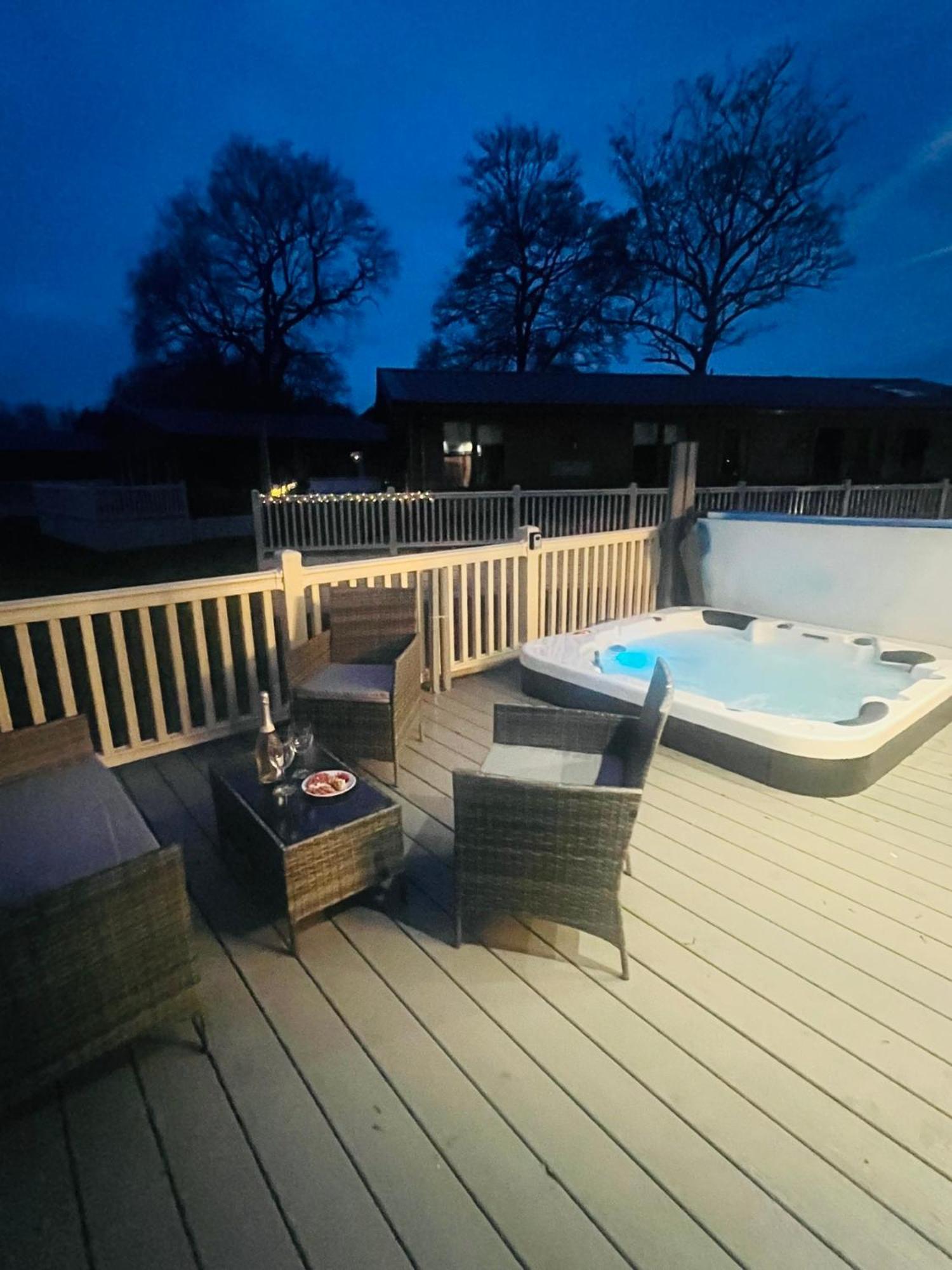 Lakeside Escape With Hot Tub York Exterior foto
